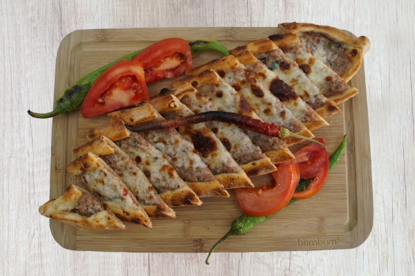 Kıymalı Kaşarlı Pide