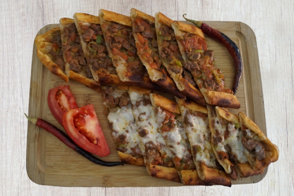 Kuşbaşılı Kaşarlı Pide